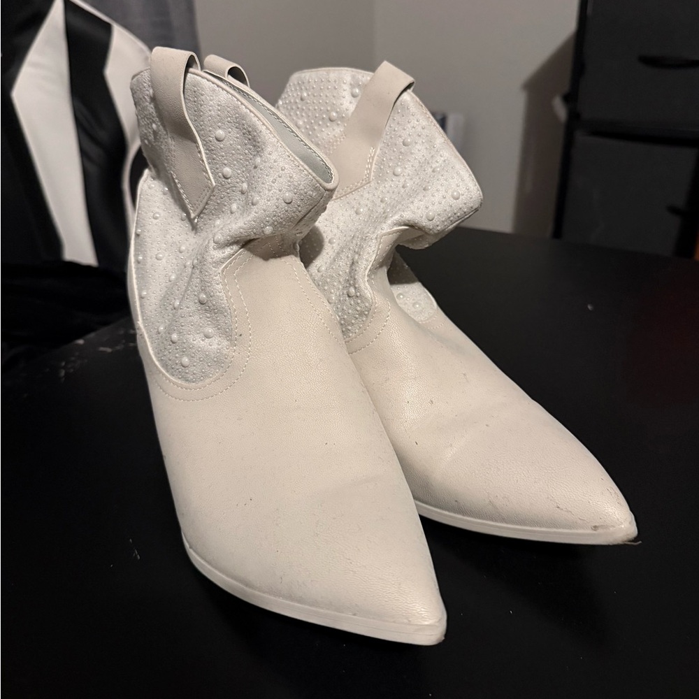 Source Unknown White Pointed-Toe Ankle Booties wi… - image 1